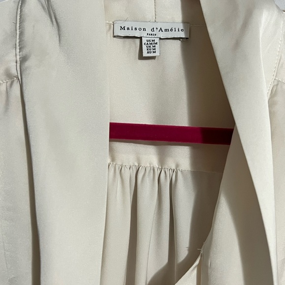 Chic Cream Sleeveless Blouse - Picture 2 of 3